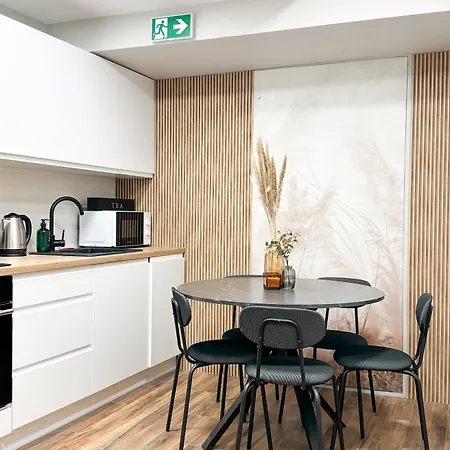 A3 - Queen Double - Haven - Two Shared Bathrooms *