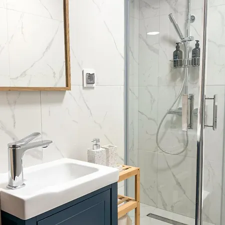 A3 - Queen Double - Haven - Shared Bathrooms - Self Check-in ワルシャワ